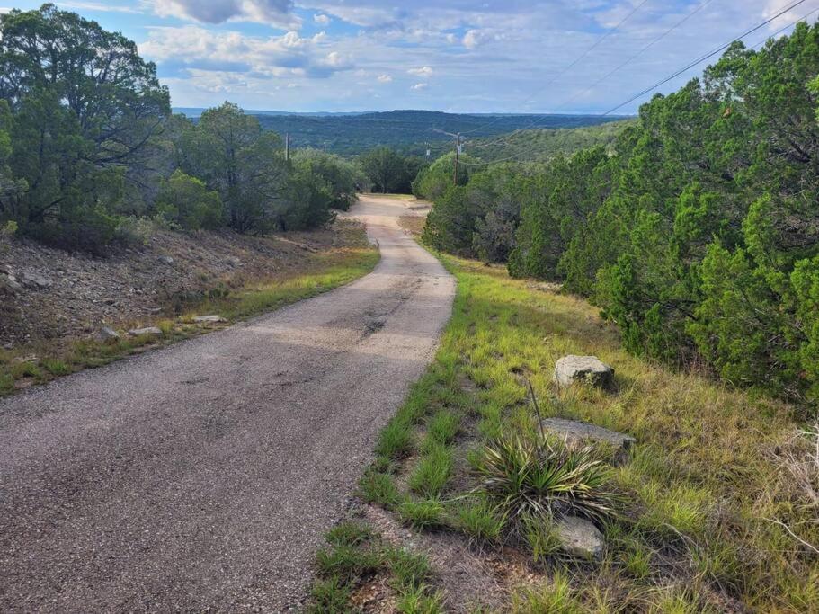 Entire 2Br 2Ba Hilltop View Home Sleeps 7 Pets 4 Acres Jacuzzi Central Ac Kingbeds Free Wifi-Parking Kitchen Washerdryer Starry Terrace Two Sunset Dining Patios Grill Stovetop Oven Fridge Onsitewoodedhiking Wildlife Coveredpatio4Pets & Birds Singing! Marble Falls Buitenkant foto