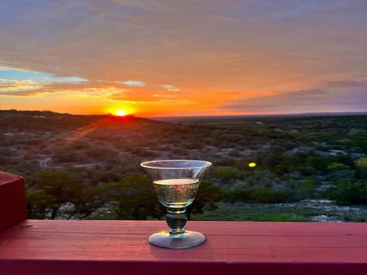 Entire 2Br 2Ba Hilltop View Home Sleeps 7 Pets 4 Acres Jacuzzi Central Ac Kingbeds Free Wifi-Parking Kitchen Washerdryer Starry Terrace Two Sunset Dining Patios Grill Stovetop Oven Fridge Onsitewoodedhiking Wildlife Coveredpatio4Pets & Birds Singing! Marble Falls Buitenkant foto