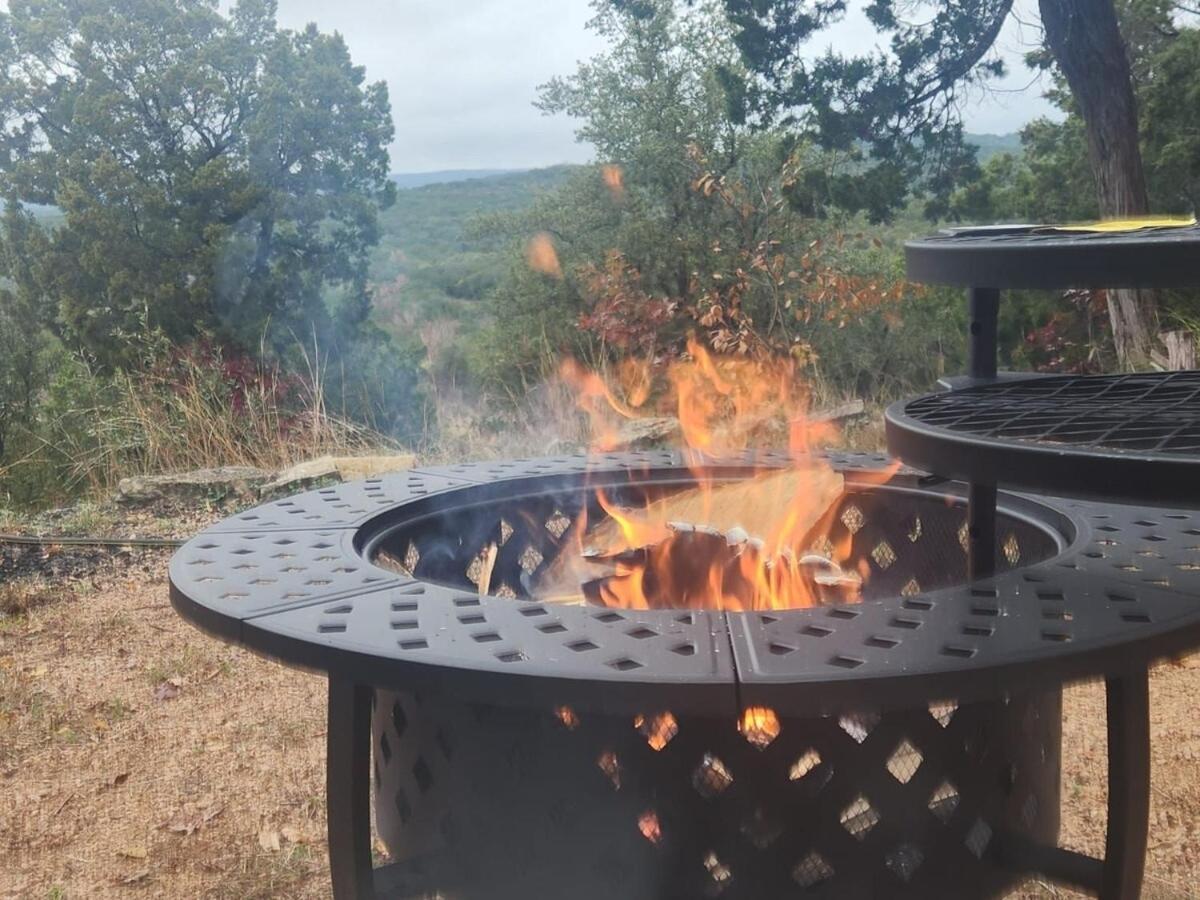 Entire 2Br 2Ba Hilltop View Home Sleeps 7 Pets 4 Acres Jacuzzi Central Ac Kingbeds Free Wifi-Parking Kitchen Washerdryer Starry Terrace Two Sunset Dining Patios Grill Stovetop Oven Fridge Onsitewoodedhiking Wildlife Coveredpatio4Pets & Birds Singing! Marble Falls Buitenkant foto